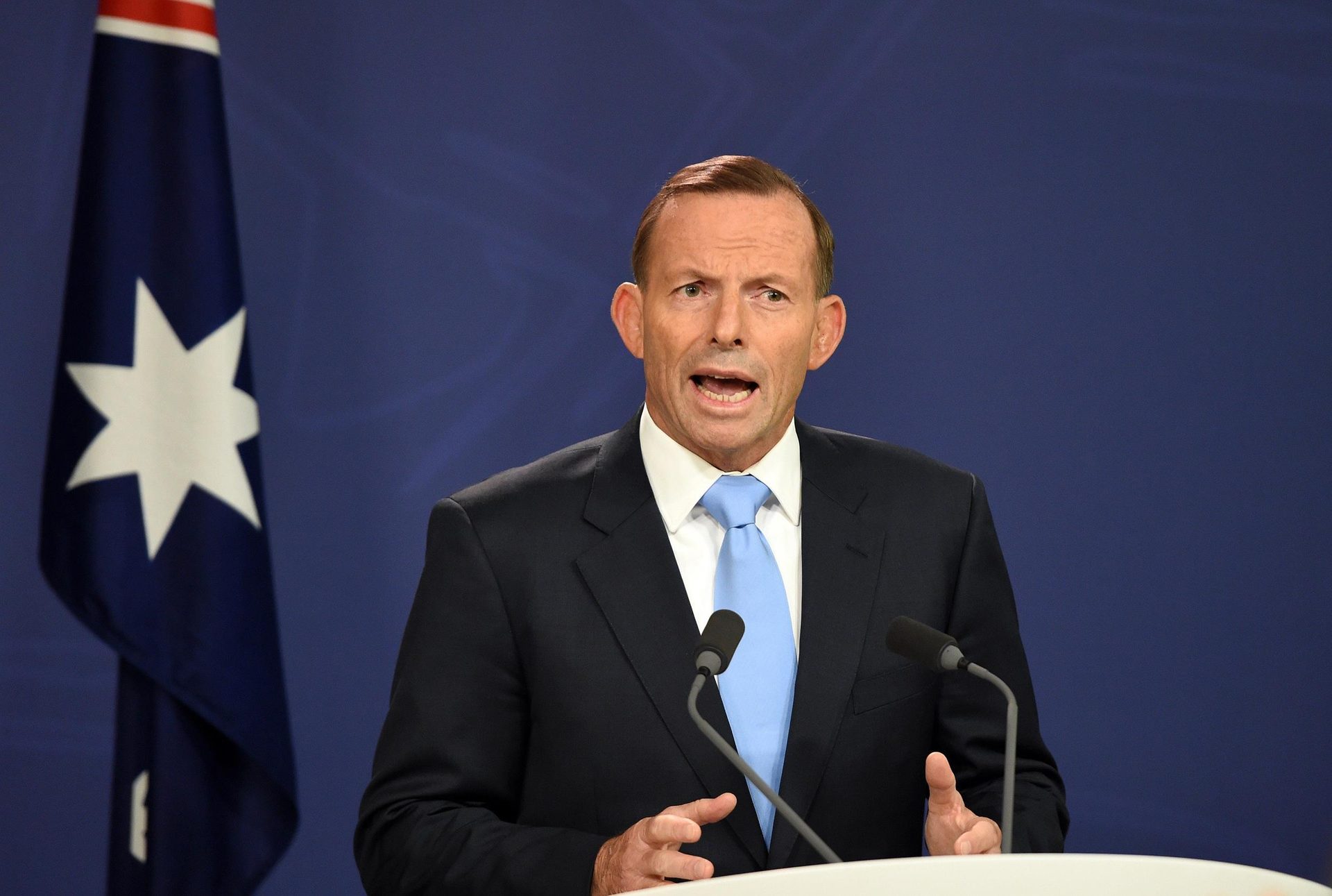 Microphone, Tie, Spokesperson, Gesture, Suit