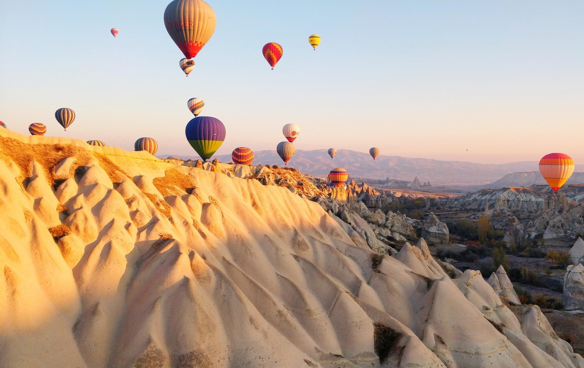 Hot air ballooning, Natural environment, Sky, Aerostat, Photograph, Ecoregion, Light, Nature, Sunlight