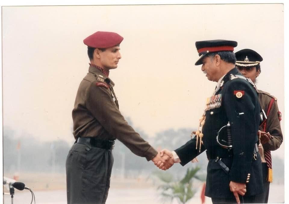 Peaked cap, Military person, Non-commissioned officer, Handshake, Greeting, Sleeve, Gesture, Security