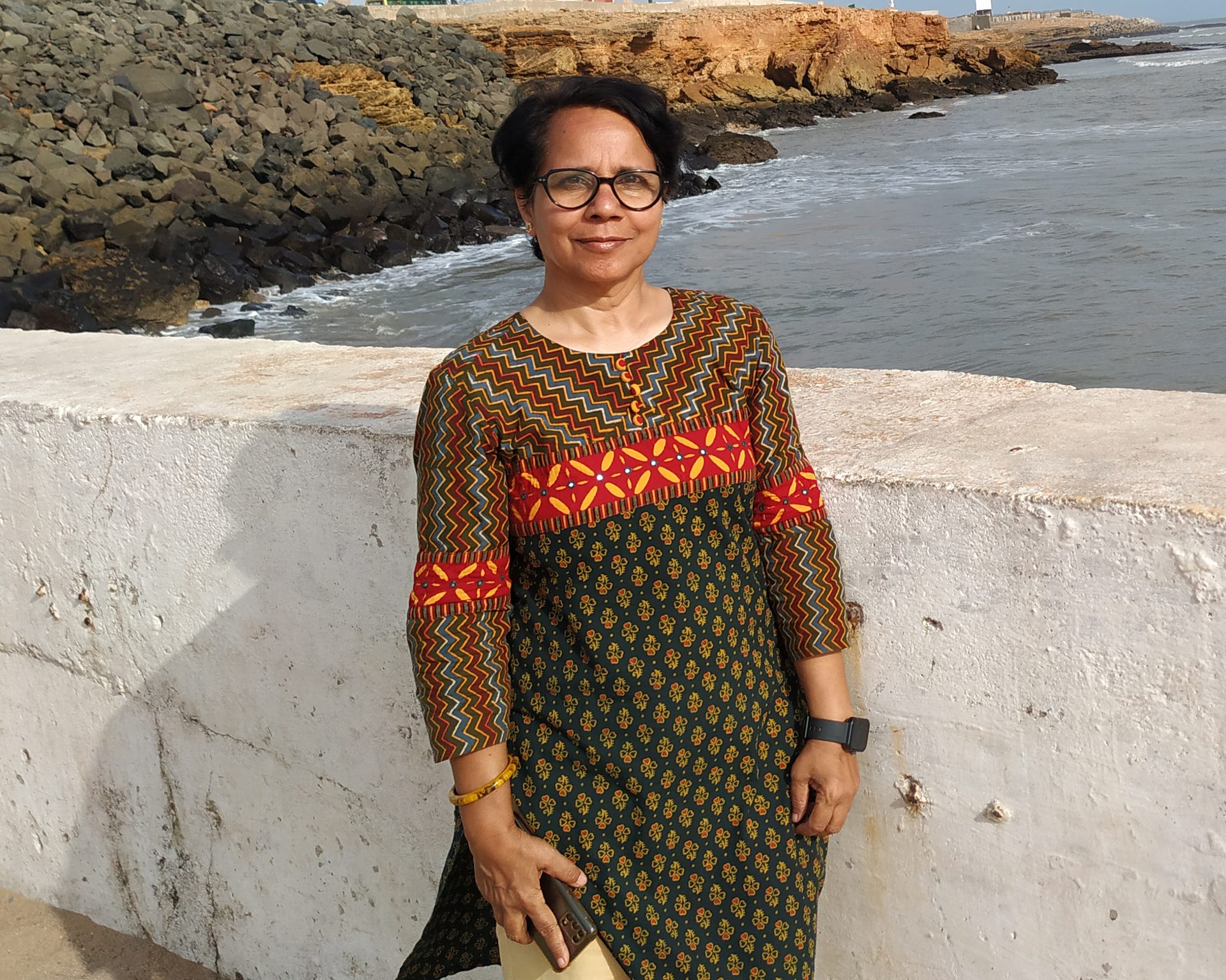 Hair, Water, Smile, Hairstyle, Eyewear, Tartan, Sleeve, Travel, Waist