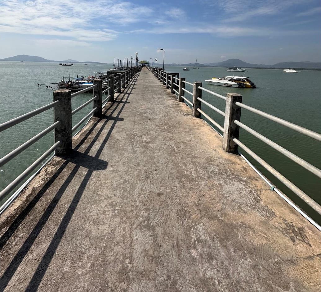 Body of water, Sky, Cloud, Fence, Wood, Horizon