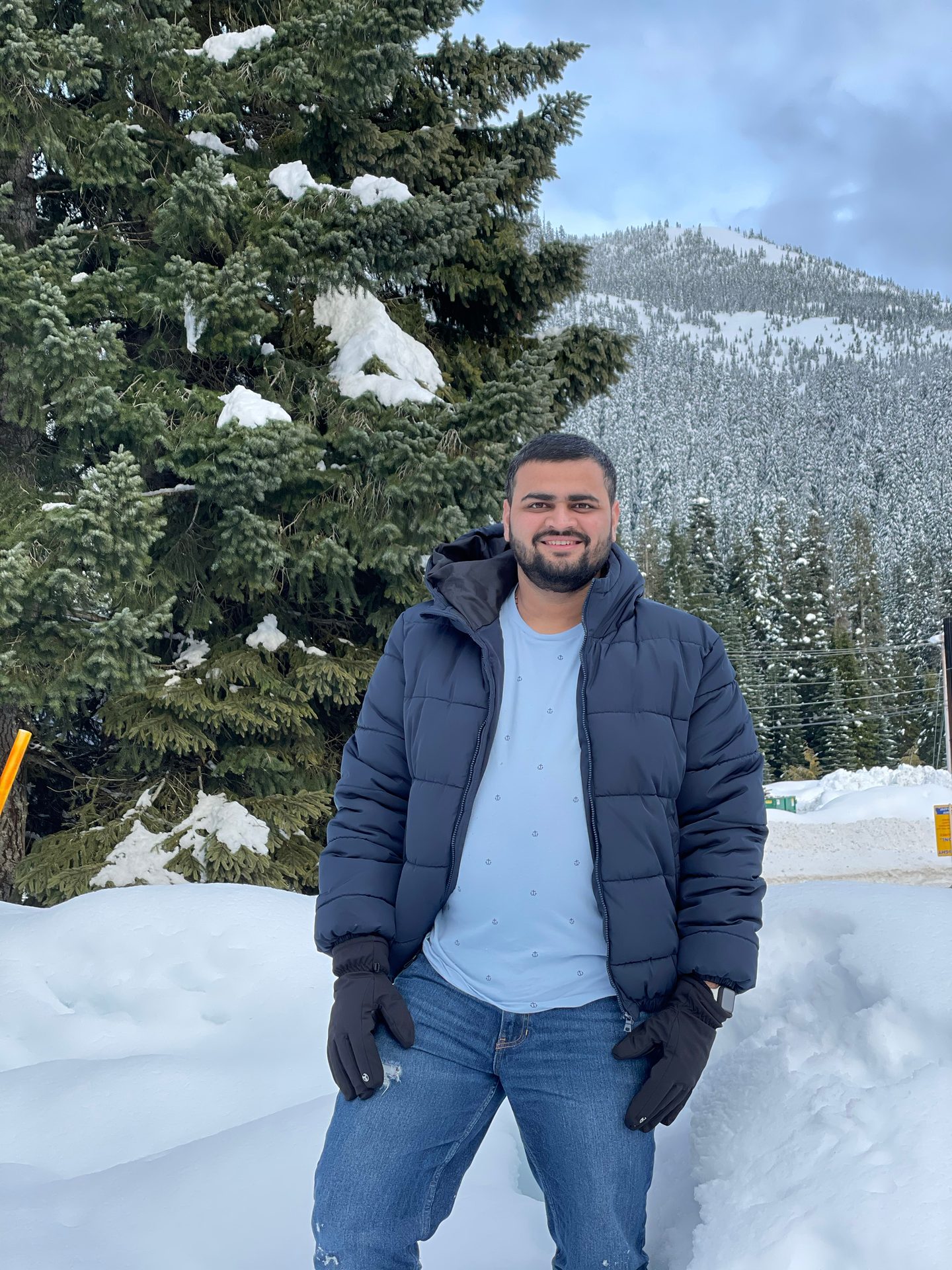 Woody plant, Jeans, Snow, Sky, Cloud, Smile, Sleeve, Tree, Slope, Freezing