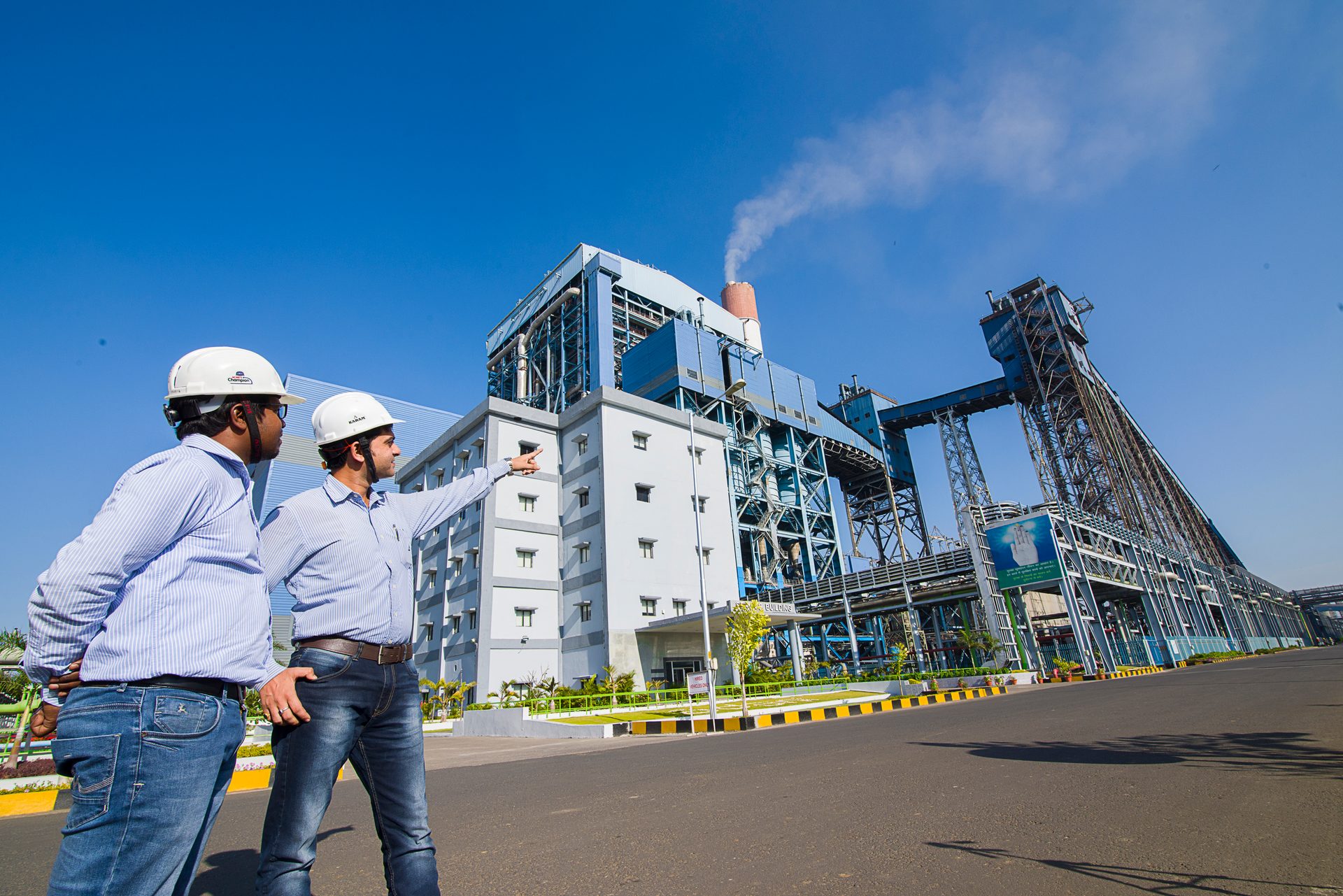 Hard hat, Sky, Helmet, Building, Workwear, Infrastructure, Cloud, Sunglasses, Asphalt, Goggles