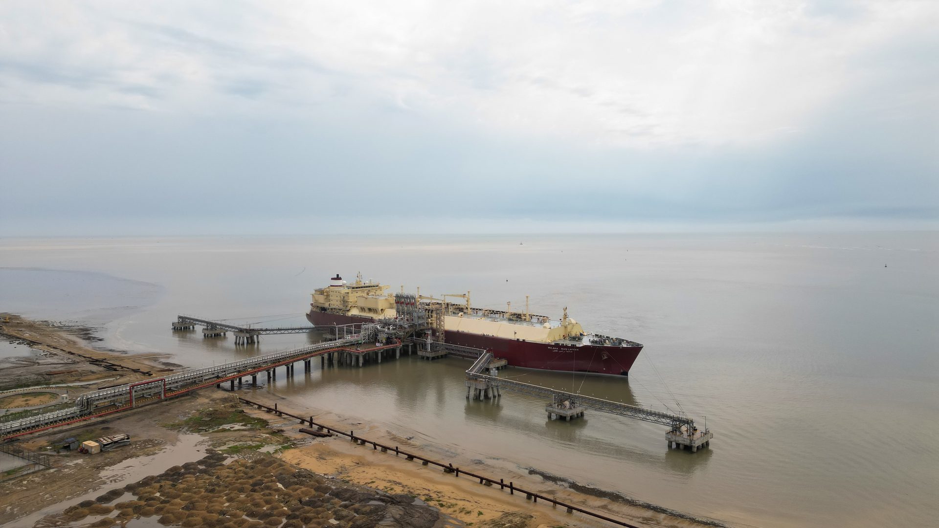 Coastal and oceanic landforms, Water resources, Atmospheric phenomenon, Cloud, Sky, Boat, Watercraft, Vehicle, Horizon