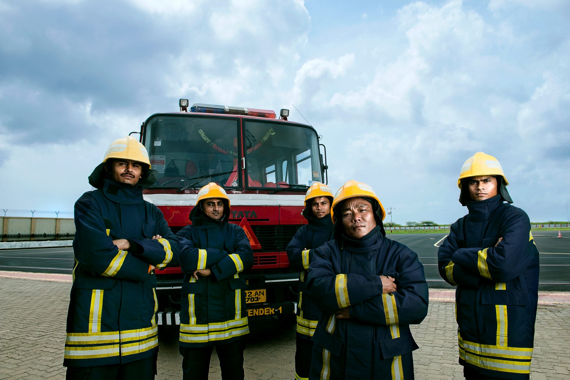 Land vehicle, High-visibility clothing, Cloud, Sky, Workwear, Wheel, Tire, Helmet