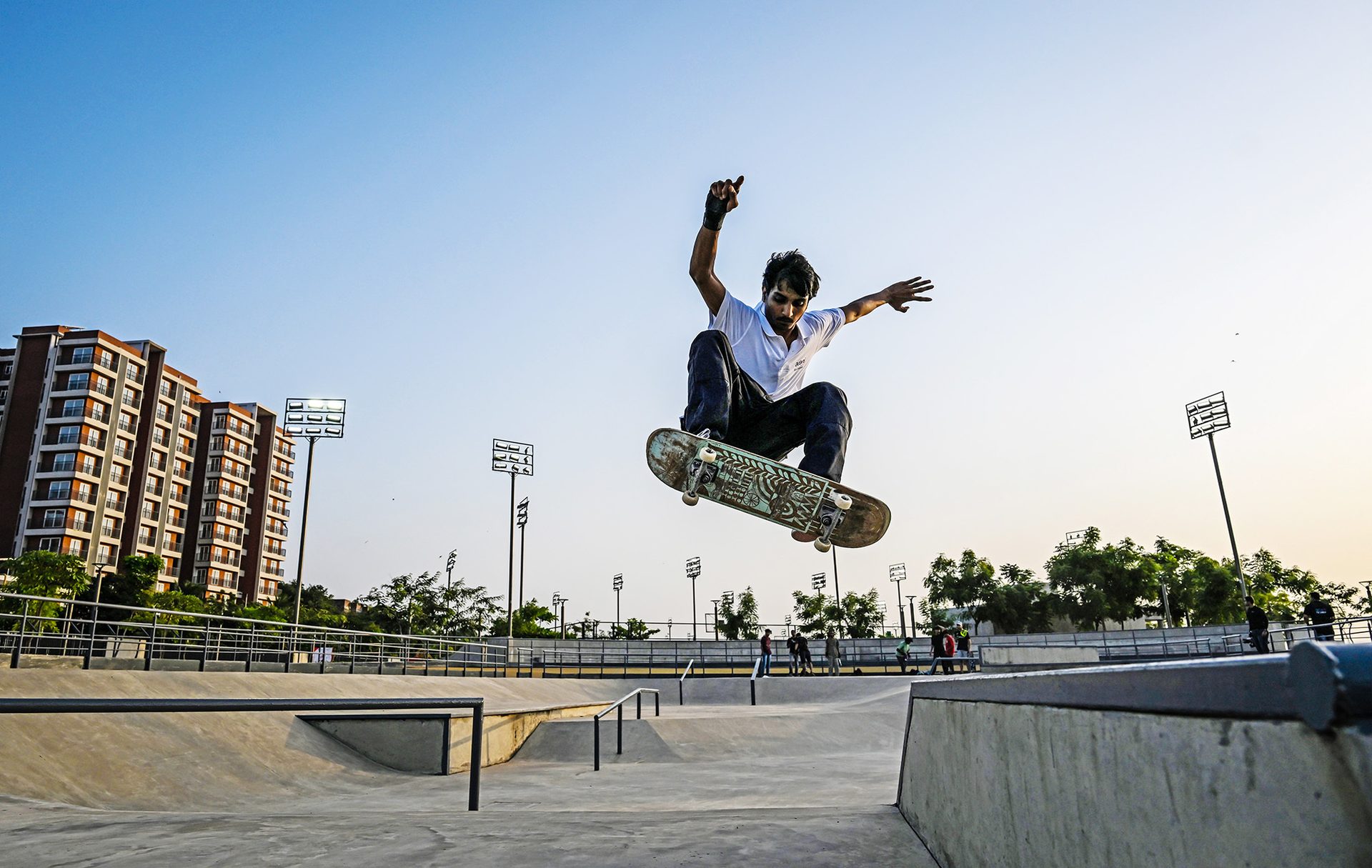 Skateboard deck, Sports equipment, Sky, Skateboarder, Building, Rolling