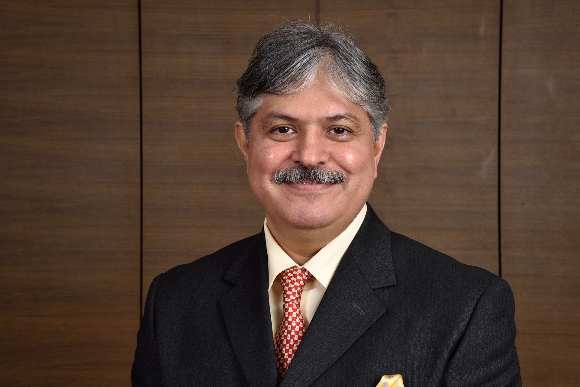Dress shirt, Forehead, Smile, Collar, Tie, Suit