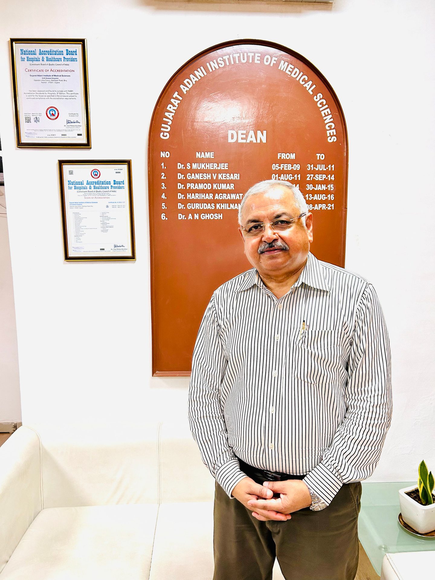 Dress shirt, Picture frame, Sleeve