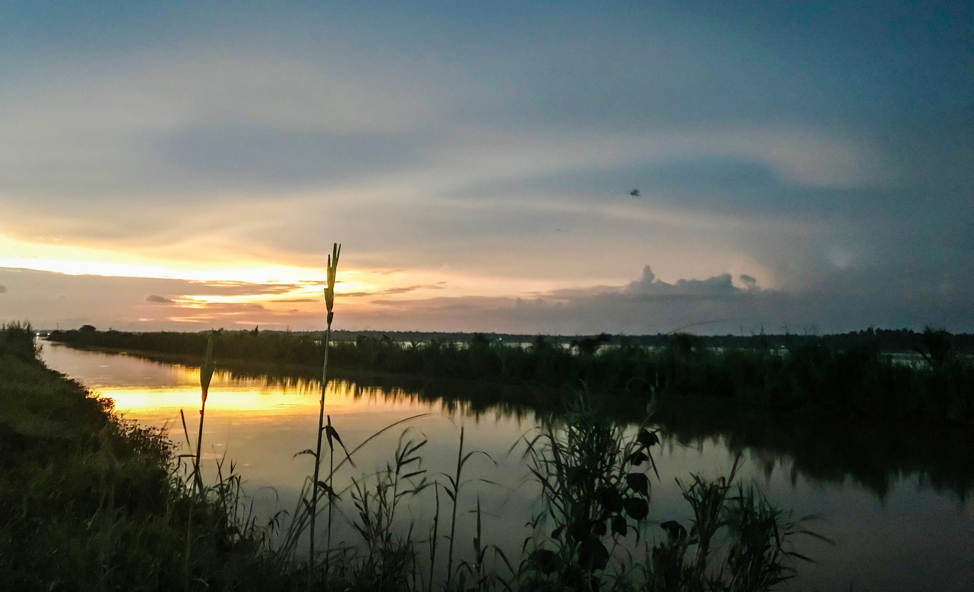 Water resources, Natural landscape, Cloud, Sky, Plant, Atmosphere, Afterglow, Lake, Sunlight