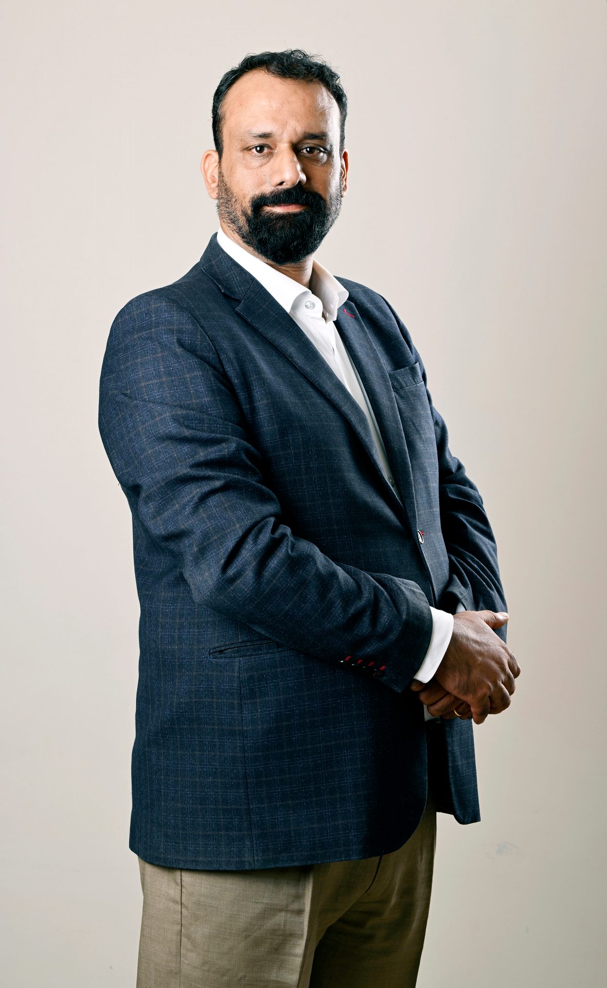 Dress shirt, Flash photography, Hair, Beard, Neck, Sleeve, Smile, Gesture, Grey, Collar