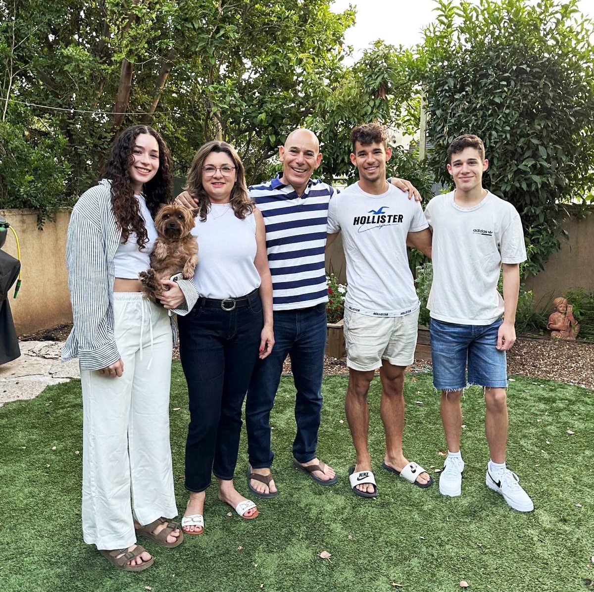 Social group, People, Smile, Happiness, T-shirt, Interaction, Leisure, Recreation, Waist, Spring