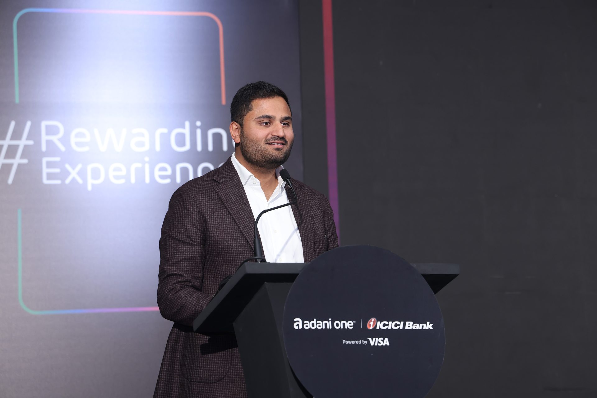 Formal wear, Electronic device, White-collar worker, Forehead, Shoulder, Event, Standing, Collar, Coat, Technology