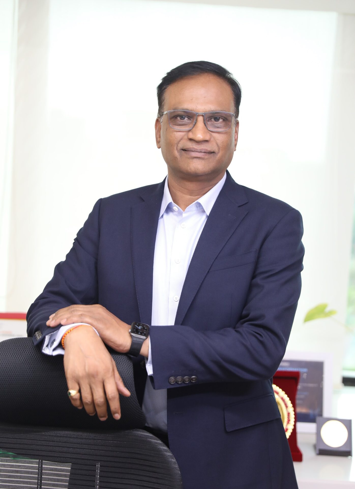 Formal wear, Facial expression, Dress shirt, White-collar worker, Sleeve, Collar, Shoulder, Smile, Blazer, Suit