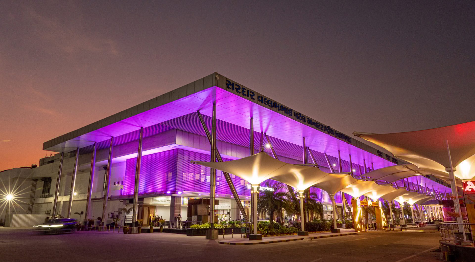 Public space, Metropolitan area, Commercial building, Night
